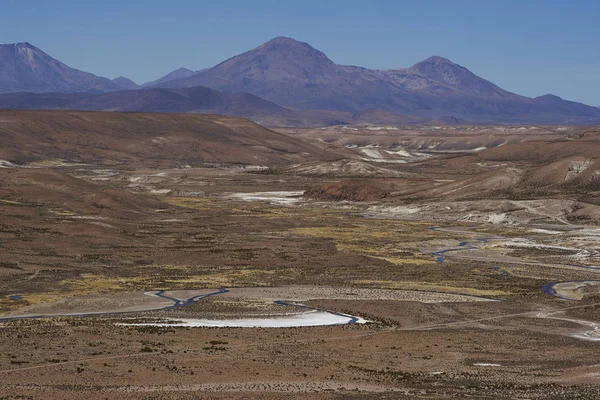 Lauca Nehri üzerinde Dağları kuzey Şili Lauca Millî Parkı'nda yüksek geniş vadi.