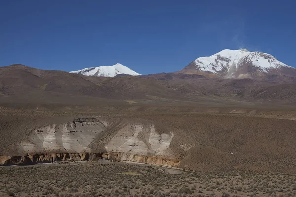 Vulcão Guallatiri no Altiplano — Fotografia de Stock