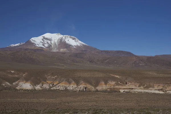Vulkan Guallatiri auf dem Altiplano — Stockfoto