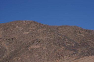 Büyük grup Cerro Pintados Tarapaca bölgesinin kuzey Şili Atacama Çölü'nde, yamaçlarda antik petroglifler. 