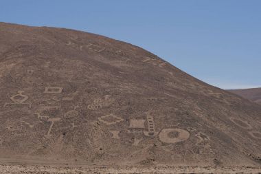 Büyük grup Cerro Pintados Tarapaca bölgesinin kuzey Şili Atacama Çölü'nde, yamaçlarda antik petroglifler. 