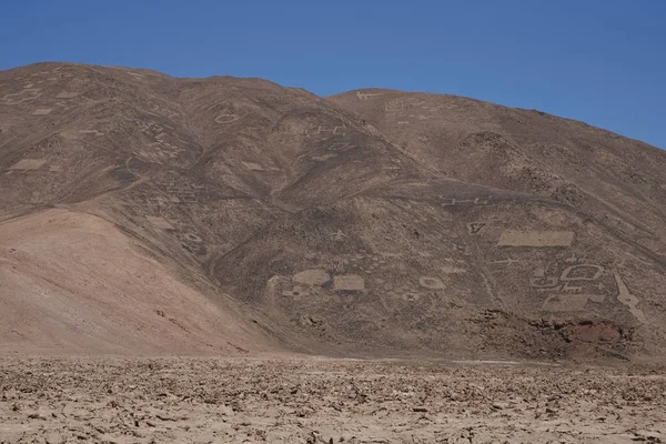 大群的古代岩画在 Cerro Pintados 在阿塔卡马沙漠中的智利北部塔拉帕卡地区山坡上 — 图库照片