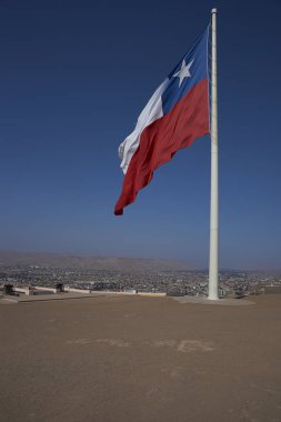Morro de Arica Arica kıyı şehri kuzey Şili'de bir Şili bayrağı ile birlikte Pasifik savaştan kalma tarihi eserleri.