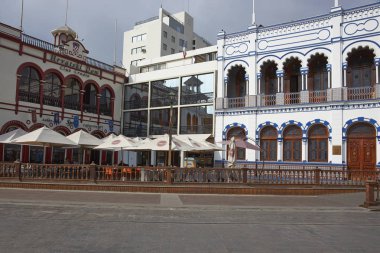 Iquique, Tarapaca bölge, Şili - 28 Ağustos 2017: Tarihi binalarda Plaza Arturo Prat Iquique kuzey Şili'nın Pasifik kıyısındaki eski mahallesi.