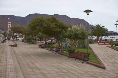 Taltal, Antofagasta bölgesi, Şili - 2 Eylül 2017: Bahçeleri ve Taltal kuzey Şili kıyısında sahildeki anıtlar.