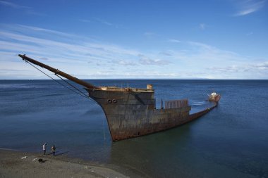 Punta Arenas, Şili - 7 Ekim 2017: Lord Lonsdale Punta Arenas, Şili, Macellan Boğazı'nın kıyısında gemi batığının paslanma.
