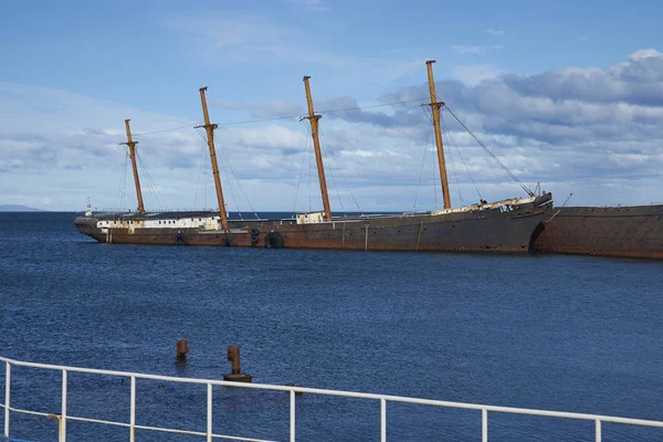 Punta Arenas, Şili, Macellan Boğazı'nın bir iskele yanında Peebles ilçe gemi batığının paslanma demirleyen.