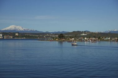 Puerto Montt, Şili - 10 Kasım 2017: balıkçı teknesi içinde meşgul bağlantı noktası, Puerto Montt güney Şili'deki