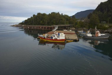 Chaiten, Şili - 11 Kasım 2017: Balıkçı tekneleri güney Şili'deki Carretera Austral üzerinde Chaiten küçük kasaba'kıyısında.