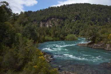 Güney Şili Aysn bölgesinin ormanlık bir vadi üzerinden akan nehir Futaleufu. Nehir beyaz su rafting için dünyanın önde gelen yerlerden biri olarak tanınır.