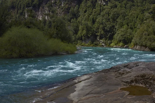 Der Fluss Futaleufu Fließt Durch Ein Bewaldetes Tal Der Region — Stockfoto