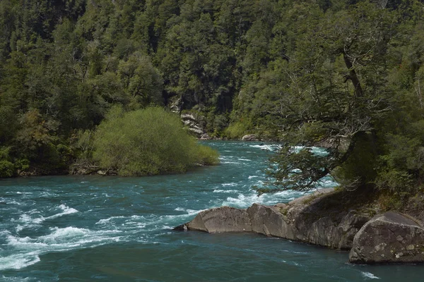 Futaleufu 流经智利南部 Aysn 地区的一个森林山谷 这条河被誉为世界上最主要的白水漂流地点之一 — 图库照片