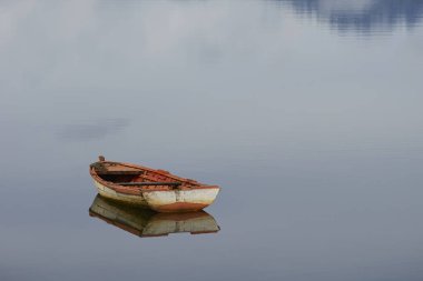 Ahşap tekne deniz loch Puyuhuapi, Kuzey Patagonia, Şili'deki Carretera Austral üzerinde küçük bir kasaba, Durgun sular yansıması