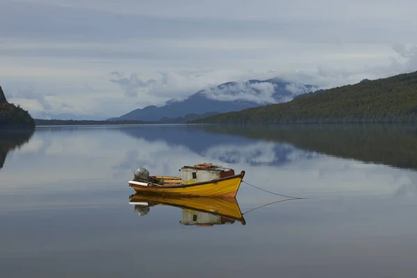 Puyuhuapi Región Aysn Chile Noviembre 2017 Barco Pequeño Amarrado Las —  Fotos de Stock