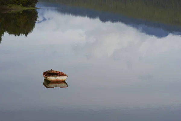 Barco Madeira Refletido Nas Águas Tranquilas Lago Mar Puyuhuapi Uma — Fotografia de Stock