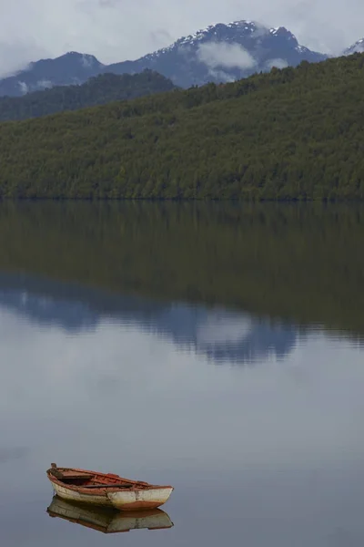 Träbåt Återspeglas Det Stilla Vattnen Havet Loch Puyuhuapi Liten Stad — Stockfoto