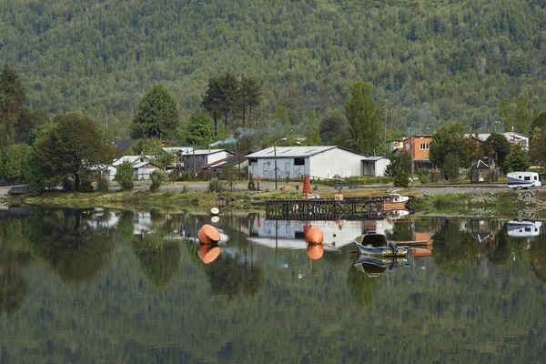 Puyuhuapi Aysn Region Chile November 2017 Boats Buildings Reflected Still — Stock Photo, Image