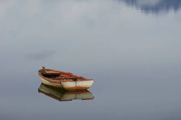 Barco Madera Reflejado Las Tranquilas Aguas Lago Marino Puyuhuapi Pequeño — Foto de Stock