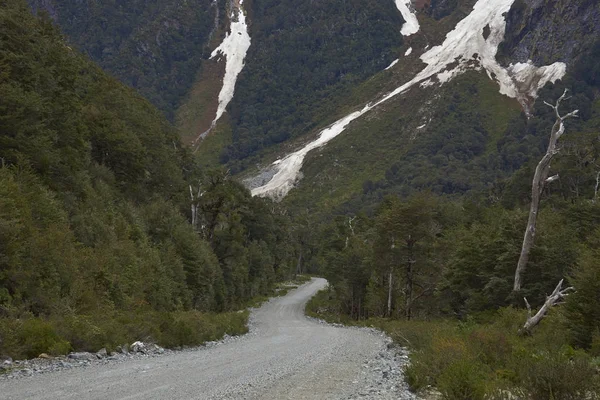 Carretera 连接偏远城镇和村庄的著名公路 位于智利巴塔哥尼亚北部 砾石路段贯穿崎岖山脉的 Puyuhuapi 小镇以南 — 图库照片