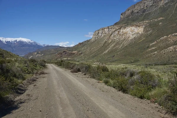 位于智利北部巴塔哥尼亚 Chacabuco 山谷的砾石公路 — 图库照片