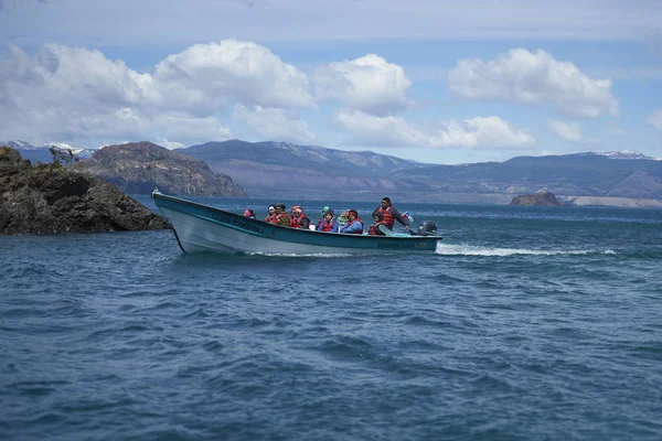 チリでボートに乗る観光客の風光明媚なショット — ストック写真