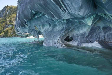 Mermer su erozyonu Carretera Austral Kuzey Patagonia, Şili'deki boyunca Lago genel Carrera kıyı üzerinde oluşturduğu mağaralar.