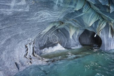 Mermer su erozyonu Carretera Austral Kuzey Patagonia, Şili'deki boyunca Lago genel Carrera kıyı üzerinde oluşturduğu mağaralar.