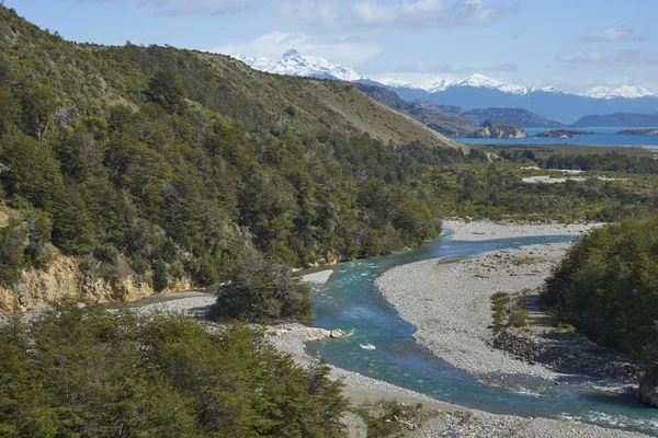 Río Los Maintenes Desemboca Las Cristalinas Aguas Azules Del Lago —  Fotos de Stock