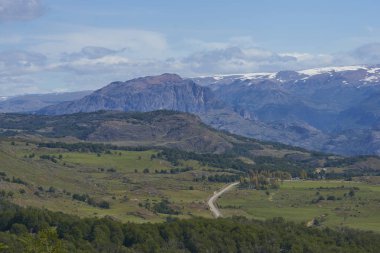 Carretera Austral; ünlü yolu uzak kasaba ve köylerde Kuzey Patagonia, Şili'deki bağlanma. Eğri bölümü tarım arazileri yakınındaki küçük kasaba Cerro Castillo ile çalışan.