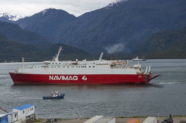 Puerto Chacabuco, Şili - 21 Kasım 2017: yanı sıra, kıyı kasaba, Puerto Chacabuco Kuzey Patagonia, Şili'deki gelen feribot                               