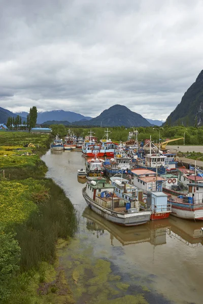 Puerto Aysen Chile Noviembre 2017 Coloridos Barcos Pesca Arroyo Ciudad — Foto de Stock