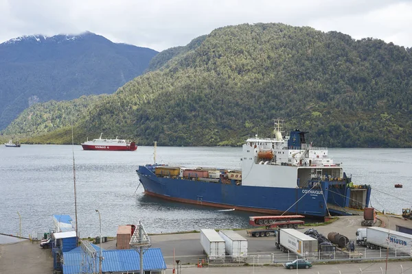 Puerto Chacabuco Chile November 2017 Färja Tillsammans Den Kustnära Stad — Stockfoto