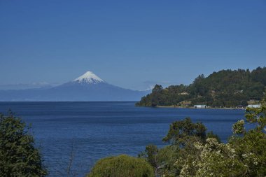 Kar yanardağ Osorno (2,652 metre) Güney Şili'deki Llanquihue göl kenarında şapkalı. Frutillar görüntülendi.
