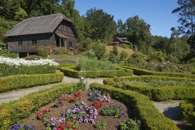 Frutillar, Los Lagos, Chile - 24 Ocak 2018: Geleneksel ahşap çiftlik binaları Frutillar Alman Colonial müzede peyzajlı bahçeler güney Şili Lake District olduğunu ayarlamak.