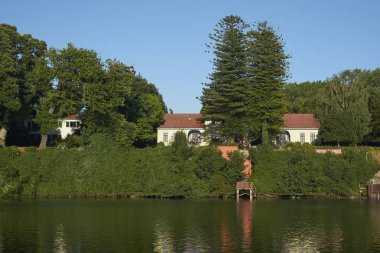 Valdivia, Los Lagos, Chile - 29 Ocak 2018: Tarihi bina ile Bahçe Valdivia güney Şili'Rıhtımlar üzerinde.