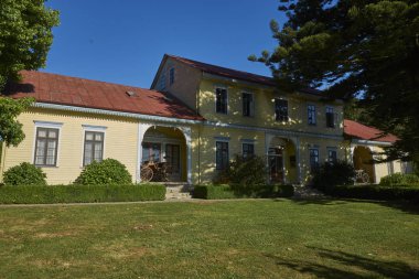 Valdivia, Los Lagos, Chile - 29 Ocak 2018: Tarihi bina ile Bahçe Valdivia güney Şili'Rıhtımlar üzerinde.