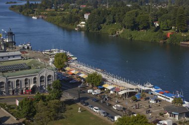Valdivia, Los Largos, Şili - 29 Ocak 2018: Waterfront Valdivia Calle-Calle Nehri güney Şili Lake District.                               