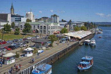 Valdivia, Los Lagos, Chile - 29 Ocak 2018: Waterfront in Valdivia Calle-Calle Nehri güney Şili Lake District.