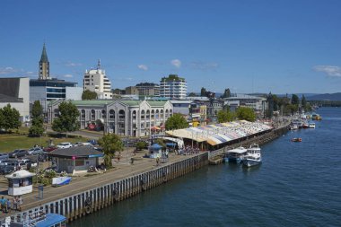 Valdivia, Los Lagos, Chile - 29 Ocak 2018: Waterfront in Valdivia Calle-Calle Nehri güney Şili Lake District.