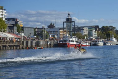 İnsanlar Şili 'de nehirde kişisel su araçlarına biniyorlar.