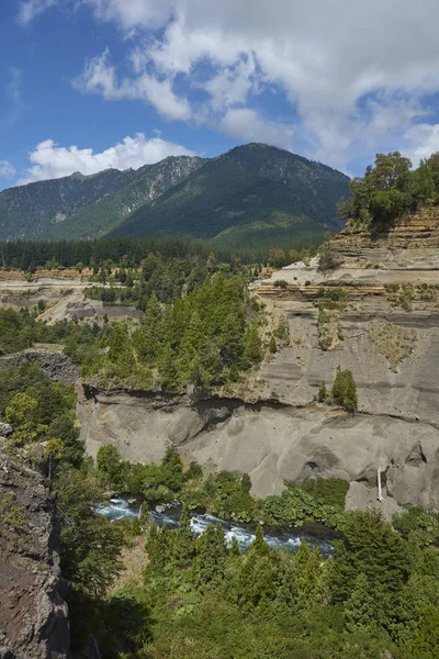 Rivier Truful Truful Loopt Door Een Diepe Kloof Met Kleurrijke — Stockfoto