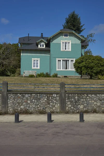 フルティジャール ラゴス州 2018 歴史的な木造建築にチリ南部の湖水地方の湖 Llanquihue フルティジャールのウォーター フロントをライニング — ストック写真