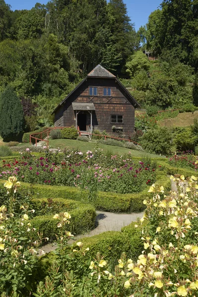 南チリの湖水地方で 伝統的な木製の農場の建物セット フルティジャールにドイツ植民地博物館の庭園にフルティジャール ラゴス 2018 — ストック写真