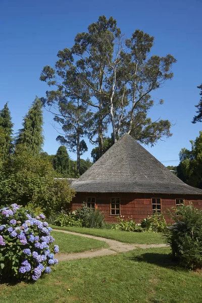 智利拉各斯 Frutillar 2018年1月24日 在智利南部湖区 Frutillar 德国殖民博物馆的景观花园里设置的传统木制农场建筑 — 图库照片