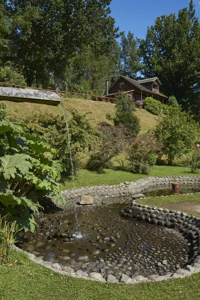 南チリの湖水地方で 伝統的な木製の農場の建物セット フルティジャールにドイツ植民地博物館の庭園にフルティジャール ラゴス 2018 — ストック写真