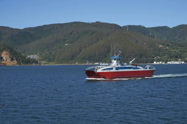 Valdivia Chile Janeiro 2018 Ferry Veículos Passageiros Entre Niebla Corral — Fotografia de Stock