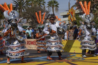 Arica, Şili - 10 Şubat 2017: Bir Morenada Dans Grubu 'nun maskeli üyeleri, Şili' nin Arica kentindeki Andean Karnavalı 'nda düzenlenen geçit töreninde süslü bir kostüm giydiler.