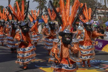 Arica, Şili - 10 Şubat 2017: Bir Morenada Dans Grubu 'nun maskeli üyeleri, Şili' nin Arica kentindeki Andean Karnavalı 'nda düzenlenen geçit töreninde süslü bir kostüm giydiler.