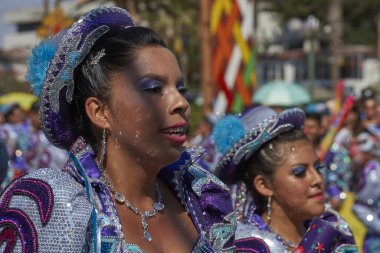 Arica, Chile - 10 Şubat 2017: Bir Caporales dans grubu yıllık Carnaval Andino con la Fuerza del Sol Arica, Şili'de sahne süslü kostümleri, Bayan Üyelerimiz.