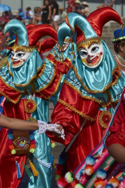 Arica, Şili - 10 Şubat 2017: Geleneksel bir dans grubunun maskeli üyeleri Andino con la Fuerza del Sol, Arica, Şili.